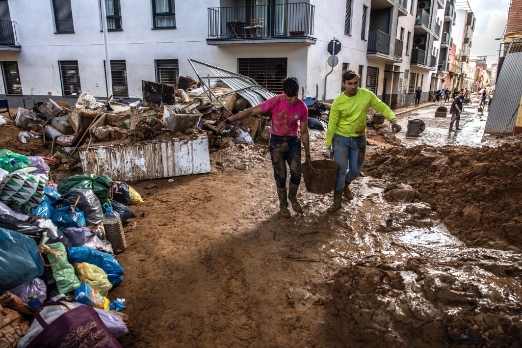 Moradores limpam escombros de enchentes após enchentes extremas em Paiporta, Espanha, em 3 de novembro de 2024. (Angel Garcia / Bloomberg via Getty Images)