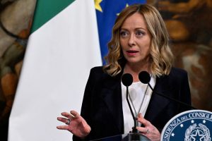 Giorgia Meloni falando à imprensa em Roma em 5 de novembro de 2024. (Tiziana FABI / AFP via Getty Images)