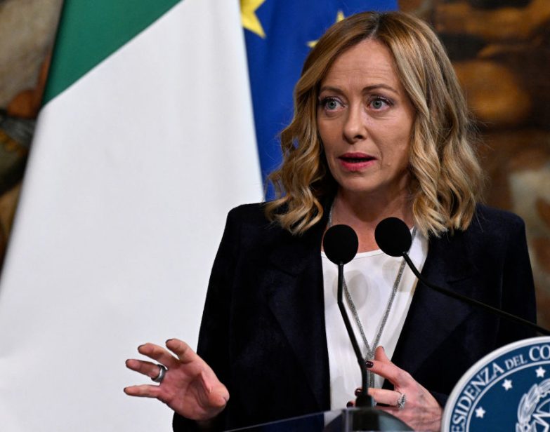 Giorgia Meloni falando à imprensa em Roma em 5 de novembro de 2024. (Tiziana FABI / AFP via Getty Images)