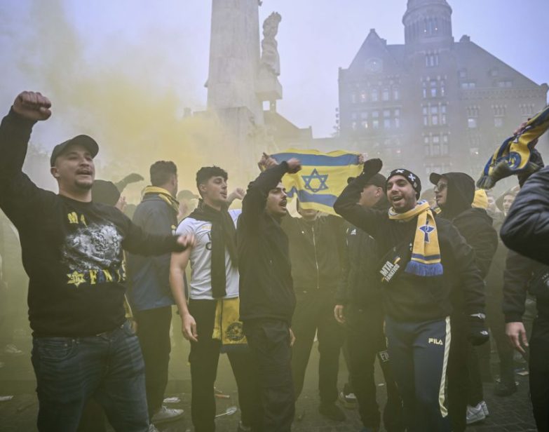 Torcedores do Maccabi Tel Aviv fazem uma manifestação com cantos genocidas antes de uma partida contra o Ajax em Amsterdã, Holanda, em 7 de novembro de 2024. (Mouneb Taim / Anadolu via Getty Images)