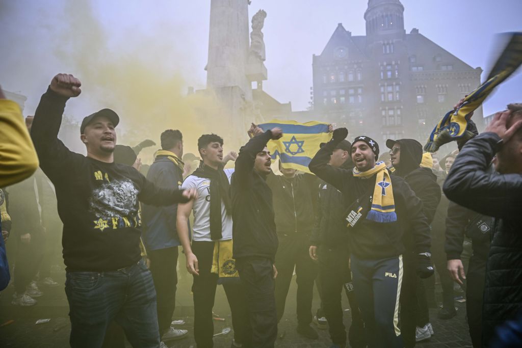 Torcedores do Maccabi Tel Aviv fazem uma manifestação com cantos genocidas antes de uma partida contra o Ajax em Amsterdã, Holanda, em 7 de novembro de 2024. (Mouneb Taim / Anadolu via Getty Images)