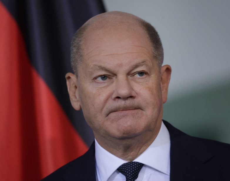 O chanceler alemão Olaf Scholz, cuja coalizão recentemente se fragmentou, faz uma declaração à mídia em 6 de novembro de 2024, em Berlim, Alemanha. (Sean Gallup / Getty Images)