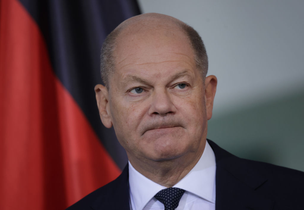 O chanceler alemão Olaf Scholz, cuja coalizão recentemente se fragmentou, faz uma declaração à mídia em 6 de novembro de 2024, em Berlim, Alemanha. (Sean Gallup / Getty Images)