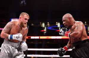 Jake Paul e Mike Tyson lutam no AT&T Stadium em 15 de novembro de 2024, em Arlington, Texas. (Al Bello / Getty Images para Netflix © 2024)