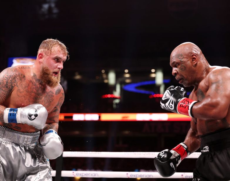 Jake Paul e Mike Tyson lutam no AT&T Stadium em 15 de novembro de 2024, em Arlington, Texas. (Al Bello / Getty Images para Netflix © 2024)