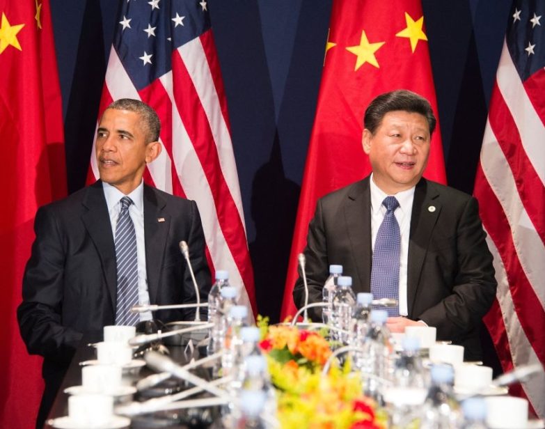 O então presidente Barack Obama com o presidente chinês Xi Jinxing em uma reunião que antecedeu a conferência da ONU sobre mudanças climáticas, COP21, em 30 de novembro de 2015, em Le Bourget, França. (Jim Watson / AFP via Getty Images)