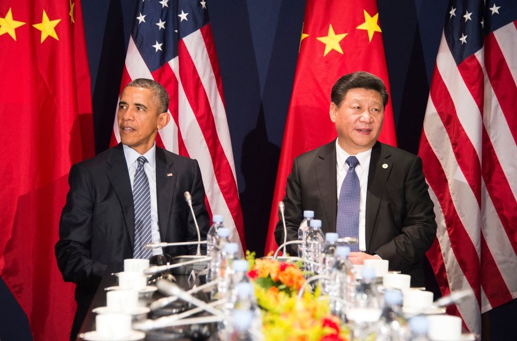 O então presidente Barack Obama com o presidente chinês Xi Jinxing em uma reunião que antecedeu a conferência da ONU sobre mudanças climáticas, COP21, em 30 de novembro de 2015, em Le Bourget, França. (Jim Watson / AFP via Getty Images)