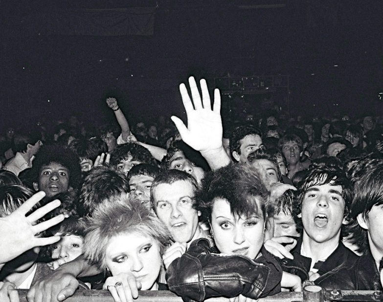 A platéia em um show do Rock Against Racism no Alexandra Palace em Londres, 14 de abril de 1979. (Virginia Turbett / Redferns via Getty Images)