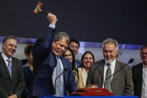 Tarcísio de Freitas (Republicanos), o governador de São Paulo, leiloando a EMAE (Empresa Metropolitana de Águas e Energia) (Paulo Pinto/Agência Brasil)