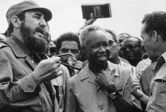 Julius Nyerere com Fidel Castro e um trabalhador cubano em 1977. Arquivos de Julius Nyerere.