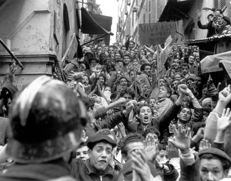 A polícia enfrenta uma multidão em Argel, 1960, durante a Guerra da Argélia. (Dominique Berretty / Gamma-Rapho via Getty Images)