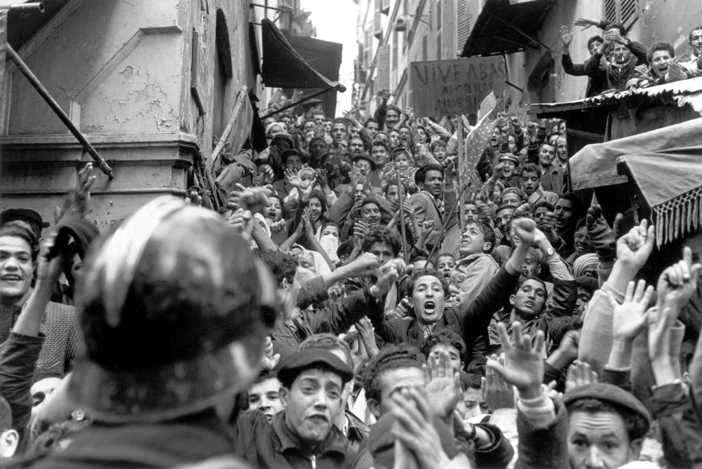 A polícia enfrenta uma multidão em Argel, 1960, durante a Guerra da Argélia. (Dominique Berretty / Gamma-Rapho via Getty Images)