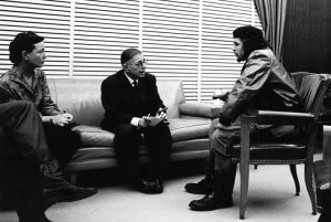 Jean-Paul Sartre e Simone de Beauvoir visitando Cuba durante, como Sartre escreveu, a “lua de mel da revolução”. (Pictures From History / Universal Images Group via Getty Images)