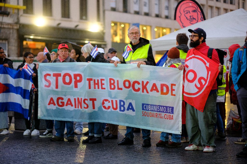 Uma manifestação pelo levantamento do bloqueio contra Cuba em 29 de outubro de 2024, em Bruxelas, Bélgica. (Thierry Monasse / Getty Images)