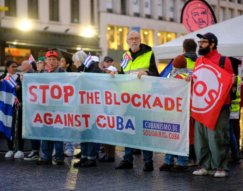 Uma manifestação pelo levantamento do bloqueio contra Cuba em 29 de outubro de 2024, em Bruxelas, Bélgica. (Thierry Monasse / Getty Images)