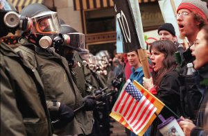 Manifestantes anti-Organização Mundial do Comércio enfrentam a polícia em Seattle, Washington, em 30 de novembro de 1999. (Karie Hamilton / Sygma via Getty Images)